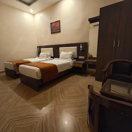 Super Townhouse Kankarbagh Formerly Kunwar Alcajars Patna  Exterior photo