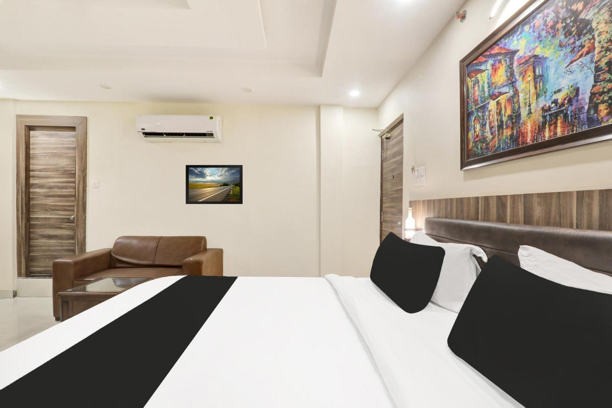 Super Townhouse Kankarbagh Formerly Kunwar Alcajars Patna  Exterior photo