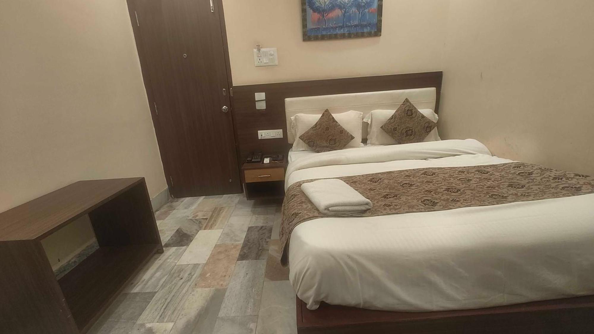 Super Townhouse Kankarbagh Formerly Kunwar Alcajars Patna  Exterior photo