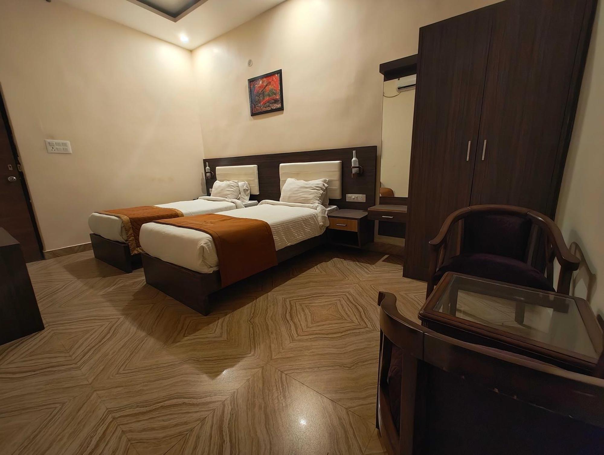Super Townhouse Kankarbagh Formerly Kunwar Alcajars Patna  Exterior photo